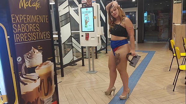 Lanche com putaria! Esposas nuas no Méqui fazem segurança implorar por sexo no drive thru