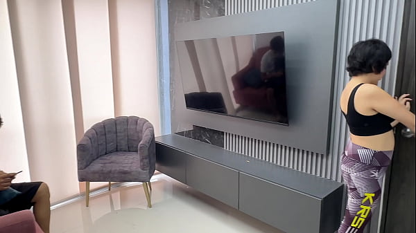 Le hago un masajes en los pies a mi pequeña culona hermanastra despues de llegar del gym, nos ponemos cachondo y terminamos dandonos la mejor follada de nuestras vidas.