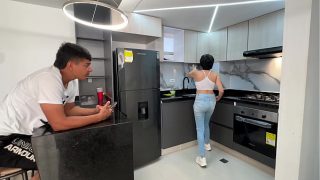 Linda culona hermanastra disfruta de sus ricos cereales con mi rica leche y usa mi jugosa y enorme verga para saborearlo mejor.