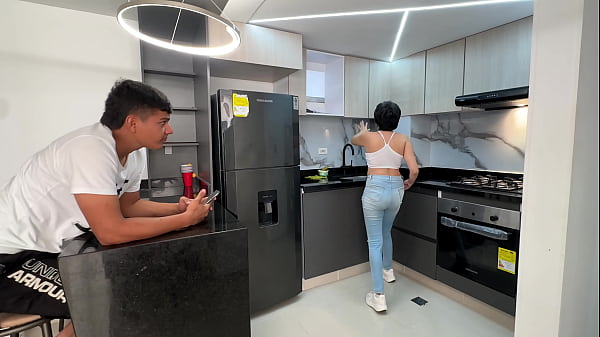 Linda culona hermanastra disfruta de sus ricos cereales con mi rica leche y usa mi jugosa y enorme verga para saborearlo mejor.