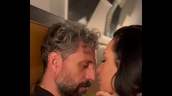 Não resisti o amigo do meu marido e dei para ele