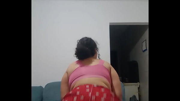 PUTINHA DANÇANDO FUNK BEM GOSTOSO COM TESÃO FICOU PELADINHA JOGANDO A BUCETA PRO AR